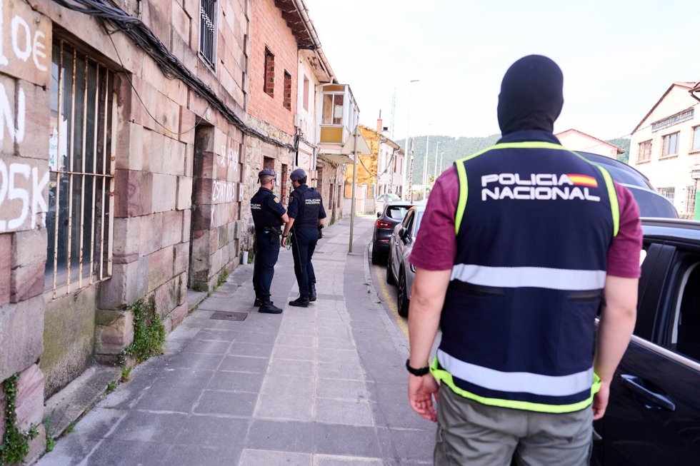 La Policía en uno de los registros
