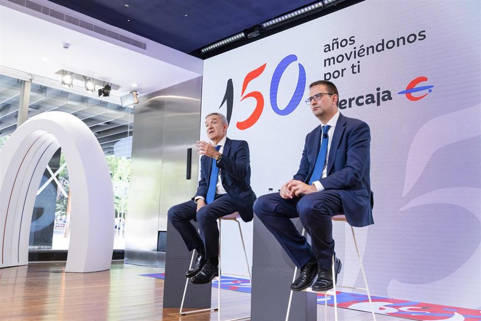 El consejero delegado de Ibercaja, Víctor Iglesias (izquierda), y el director de Comunicación, Marca y Relaciones Institucionales, Enrique Barbero.