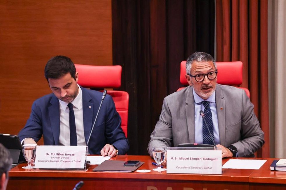 El conseller Miquel Sàmper (d) y el secretario general de Empresa Pol Gibert (i) en el Parlament