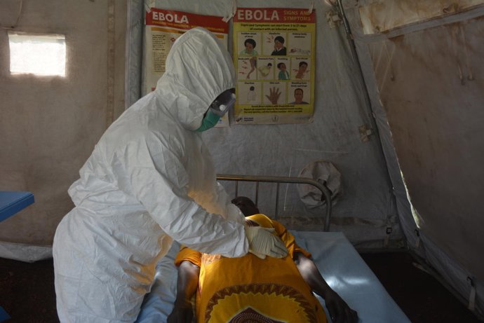 Archivo - Jackline trabaja como enfermera en la prevención del ébola en Sudán del Sur