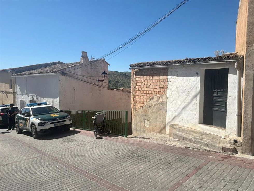 Presencia de la Guardia Civil en la calle de Huelma donde se produjo el tiroteo.