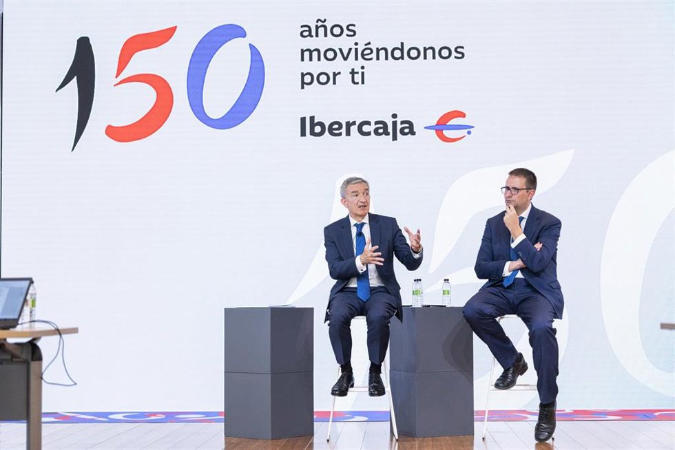 El consejero delegado de Ibercaja, Víctor Iglesias (izquierda), y el director de Comunicación, Marca y Relaciones Institucionales, Enrique Barbero.