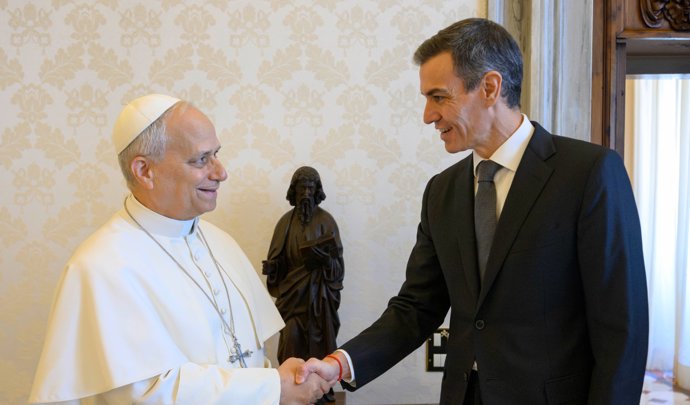 El presidente del Gobierno, Pedro Sánchez, a su llegada a la Santa Sede, donde es recibido en audiencia por el Papa León XIV, a 27 de mayo de 2026, en Roma (Italia).