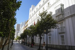 Archivo - Una calle de Cádiz incluida dentro de la zona de bajas emisiones.