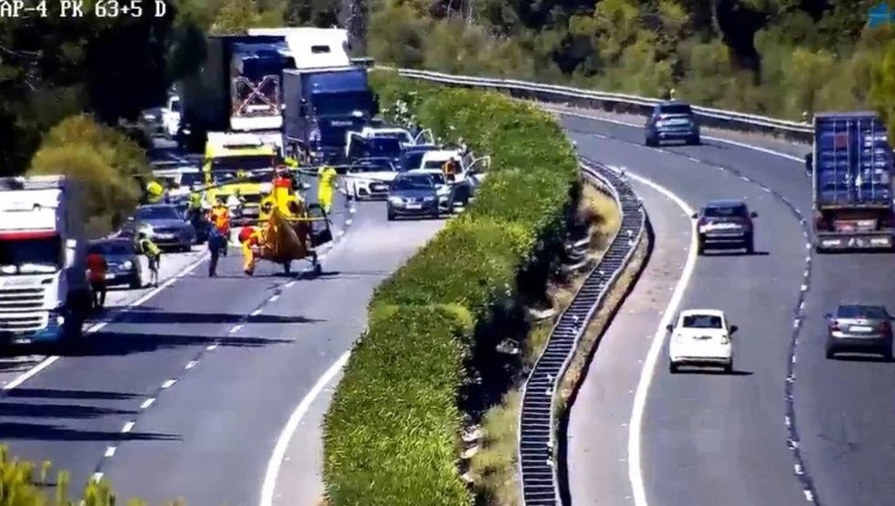 Accidente en la AP-4 con la actuación del helicoptero sanitario por un herido grave.