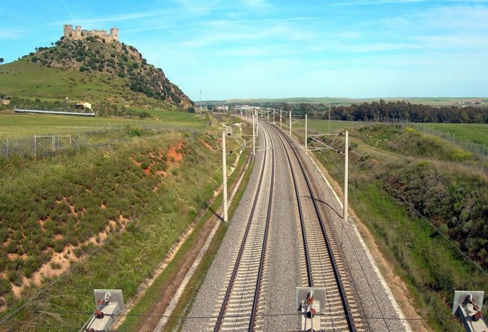 Archivo - Las vías del AVE, junto a las que se sitúa el Castillo de Almodóvar del Río (Córdoba), en una imagen de archivo
