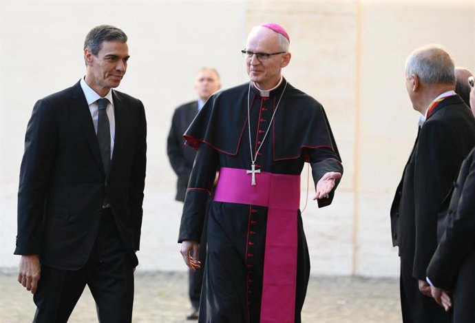 May 27, 2026, Vatican City, VATICAN: Spanish Prime Minister Pedro Sanchez is welcomed as he arrives for a private audience with Pope Leo XIV at the San Damaso Courtyard in Vatican City, 27 May 2026. ANSA/ETTORE FERRARI,Image: 1105912306, License: Rights-m