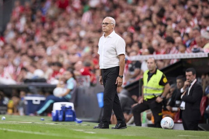 Archivo - Jon Aspiazu of Athletic Club looks on during the LaLiga EA Sports match between Athletic Club and Deportivo Alaves at San Mames on September 13, 2025, in Bilbao, Spain.