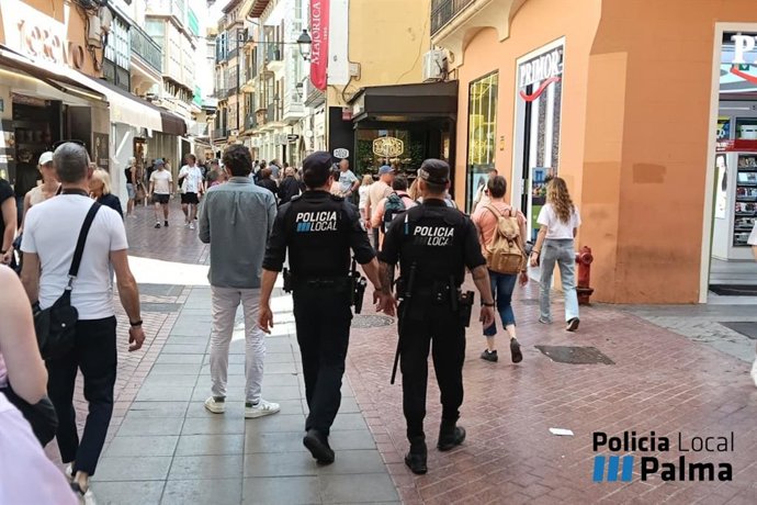 Agentes de la Policía Local por el centro de Palma.
