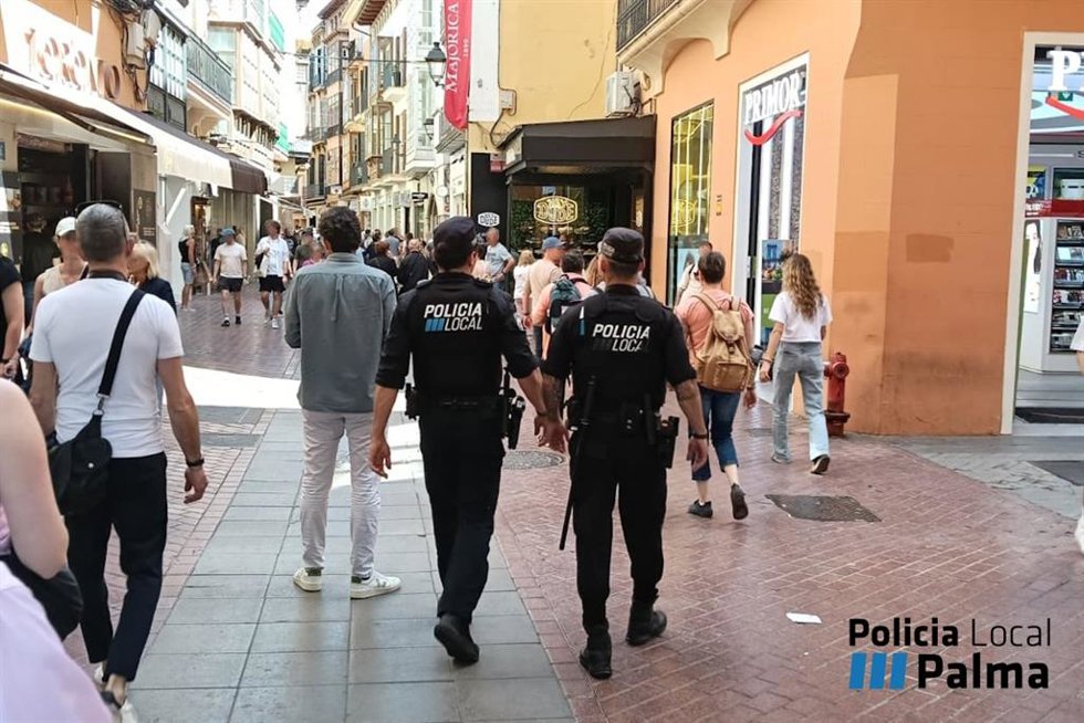 Agentes de la Policía Local por el centro de Palma.