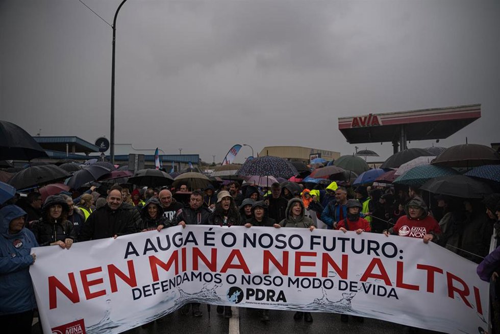 Archivo - Decenas de personas durante una nueva manifestación contra Altri, a 22 de marzo de 2025, en Pobra do Caramiñal, A Coruña, Galicia (España).