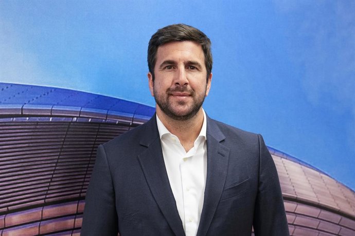 Enrique Riquelme atende à imprensa durante a inauguração de sua nova sede de campanha para a candidatura à presidência do Real Madrid, ao lado do Estádio Bernabéu, em 25 de maio de 2026, em Madri, Espanha.