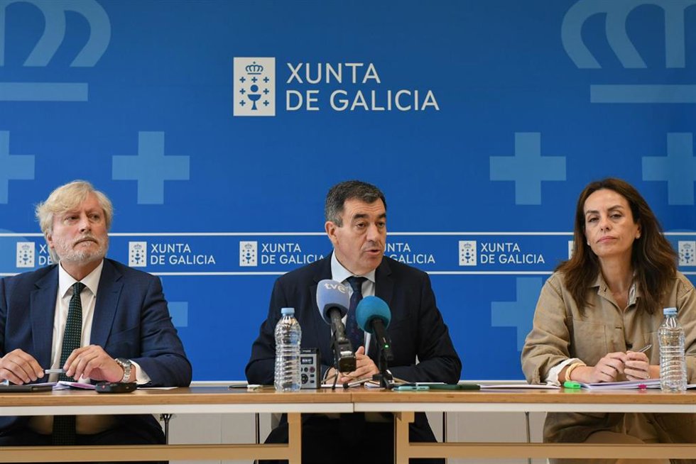 El secretario xeral técnico de la Consellería de Educación, Manuel Vila, el conselleiro de Educación, Ciencia, Universidades e FP, Román Rodríguez, y la directora xeral de Ordenación e Innovación Educativa, Judith Fernández