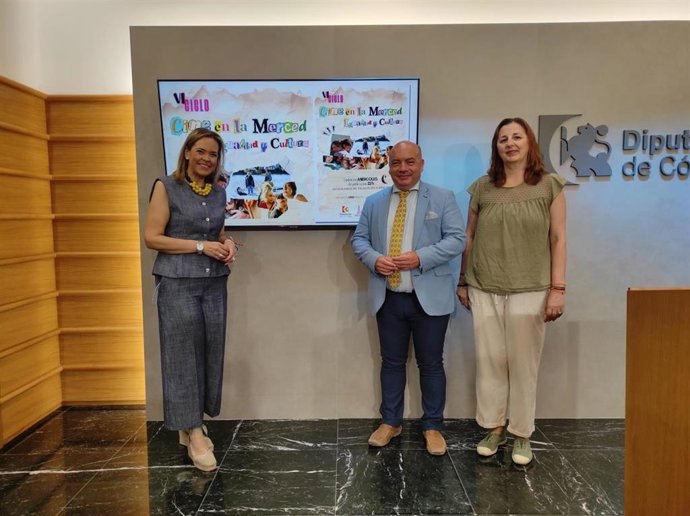 Duque, entre Moreno (izda.) e Ibáñez, en la presentación de 'Cine en La Merced'.