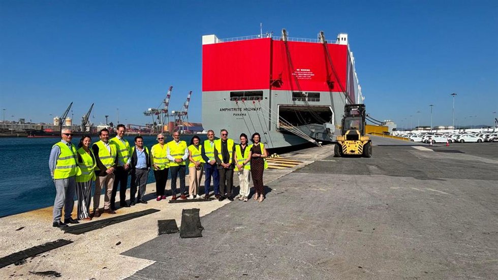 El consejero de Fomento mantiene un encuentro con el coordinador europeo del Corredor Atlántico y la coordinadora del Espacio Marítimo Europeo