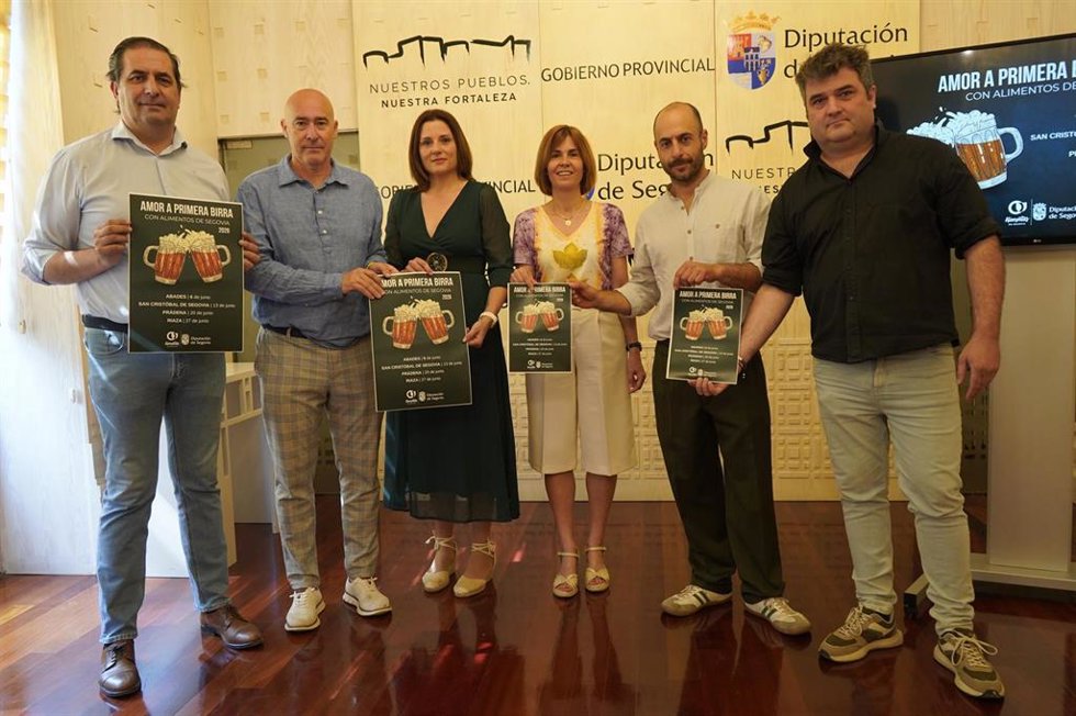 La diputada de Alimentos de Segovia, Magdalena Rodríguez (tercera derecha) entre representantes de los ayuntamientos participantes y los maestros cerveceros.