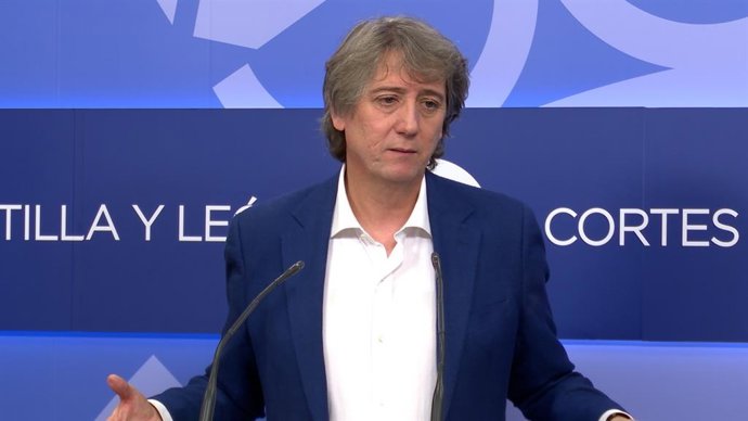 Carlos Martínez en un momento de la rueda de prensa ofrecida este miércoles en las Cortes