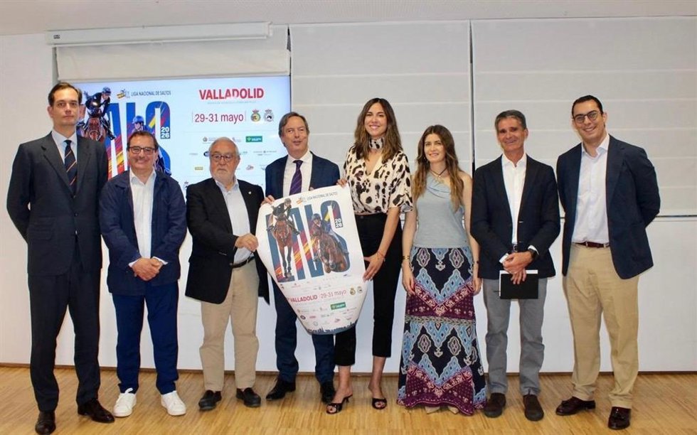Foto de familia tras la presentación del concurso de salto.