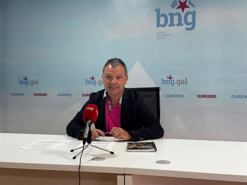 El diputado provincial del BNG en la Diputación de Ourense Xosé Puga comparece en rueda de prensa en el local comarcal del BNG en Ourense