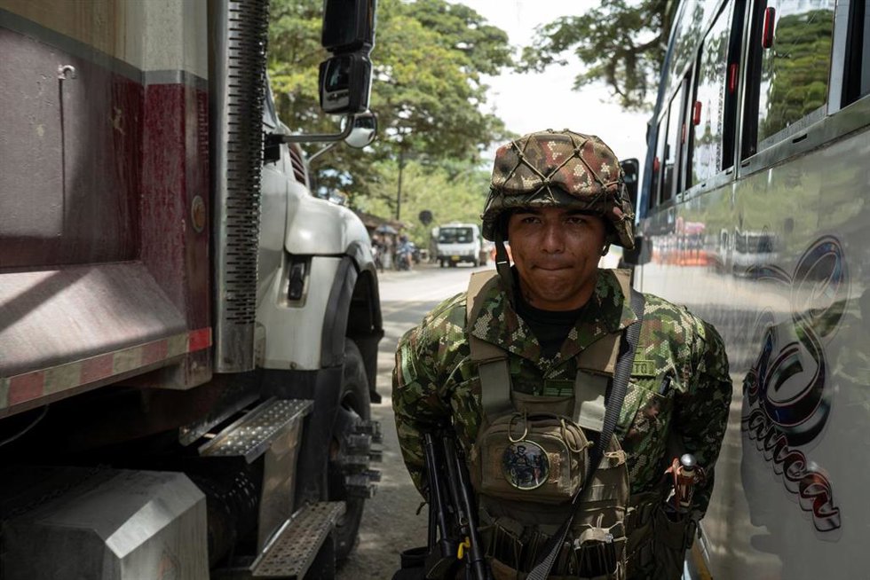 Archivo - Imagen de archivo de un soldado colombiano en un control.