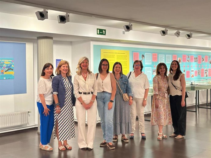La concejal de Educación y Cultura del AYuntamiento de Valladolid, Irene Carvajal, junto a profesionales de las bibliotecas de Valladolid en la exposición sobre el 40 aniversario de las bibliotecas municipales.