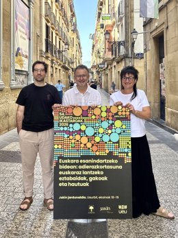 Ezkerretik eskuinera: Haritz Azurmendi, Aitor Bengoetxea eta Agurtzane Solaberrieta