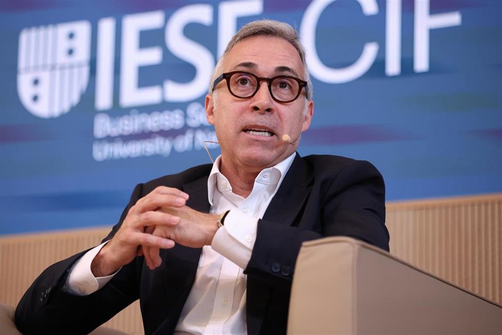 El CEO de Banco Sabadell, Marc Armengol, durante la sesión inaugural del foro de debate económico, en el Aula Magna del campus del IESE.