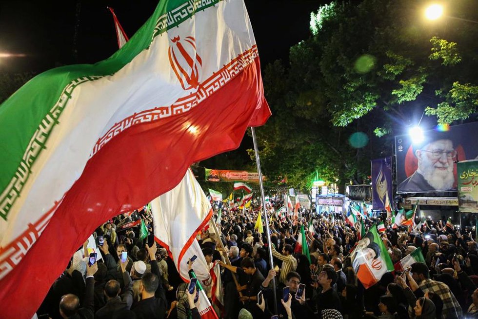 Bandera de Irán durante unas protestas progubernamentales. 