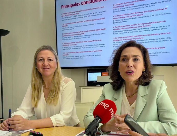 La presidenta de Adefam, Verónica García Castelo, junto a la directora de la entidad, Marta Beltrán, en la presentación de un informe sobre la empresa familiar en Madrid