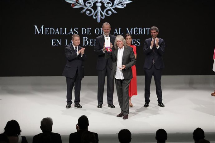 El rey Felipe VI entrega la Medalla de Oro al Mérito en las Bellas Artes al cantante José Mercé, durante el acto oficial celebrado en el Teatro de Rojas de Toledo.