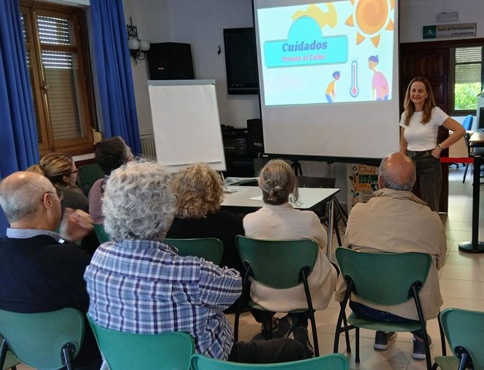 Charla informativa de enfermera familiar y comunitaria en el Centro de Participación Activa de Utrera.