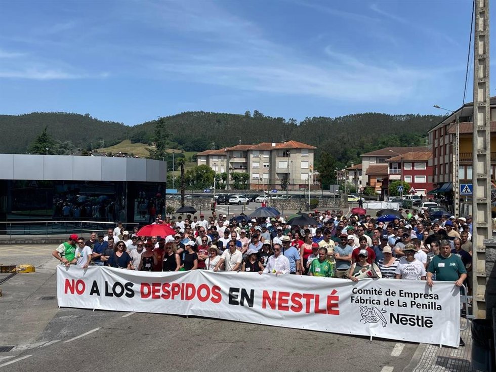 El cuarto día de paros horarios en la fábrica de Nestlé en La Penilla vuelve a ser secundado por toda la plantilla