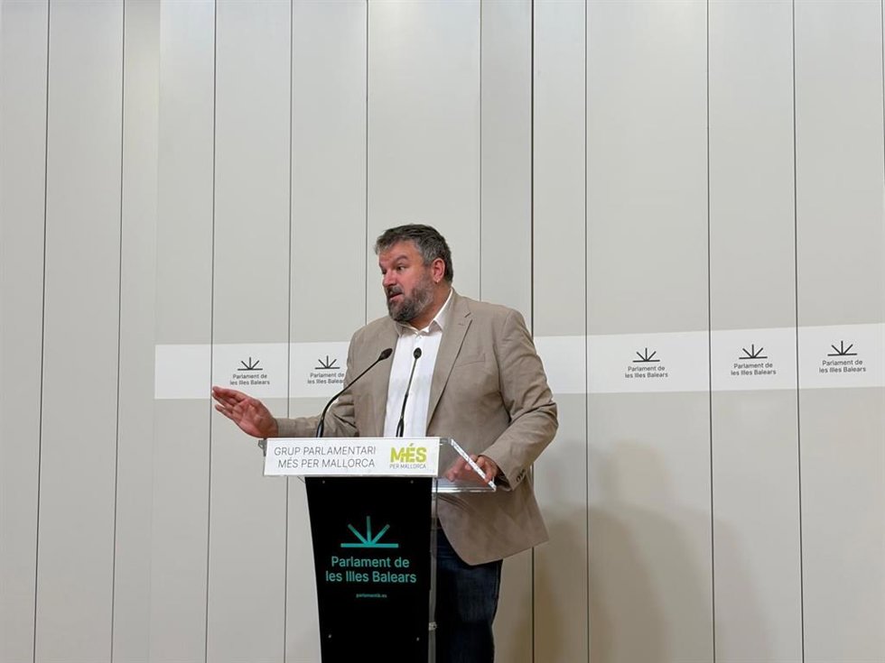 El portavoz de MÉS per Mallorca, Lluis Apesteguia, en una rueda de prensa.