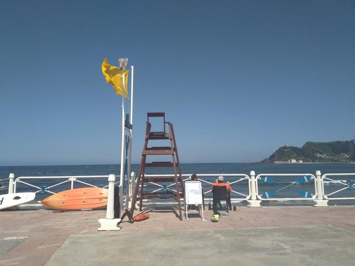 Archivo - Bandera amarilla ondeando en la playa de Ribadesella, en el puesto de Salvamento.