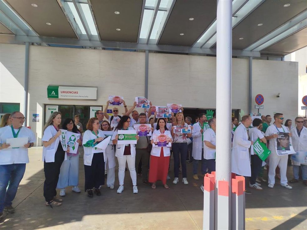 Concentración de profesionales sanitarios y sindicalistas de UGT para mostrar su rechazo a la agresión sufrida por un enfermero en el Hospital Reina Sofía de Córdoba.