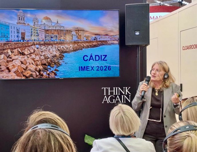 Una integrante de la representación técnica del Patronato Provincial de Turismo de la Diputación de Cádiz en IMEX, una feria internacional específica del segmento de congresos, reuniones e incentivos (MICE) en Frankfurt