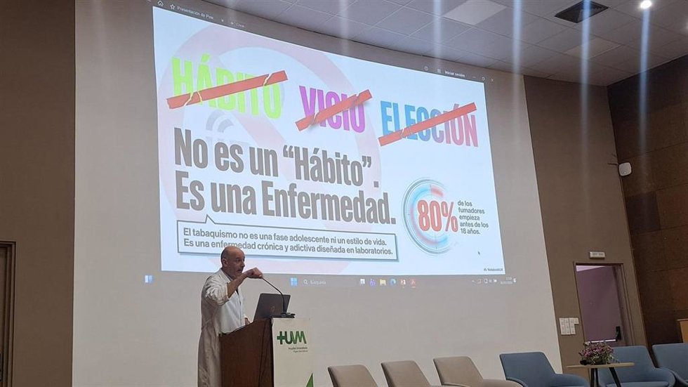 El jefe de Servicio de Neumología del Hospital Virgen Macarena, Agustín Valido, imparte una charla sobre los efectos nocivos del tabaquismo en todas sus vertientes.