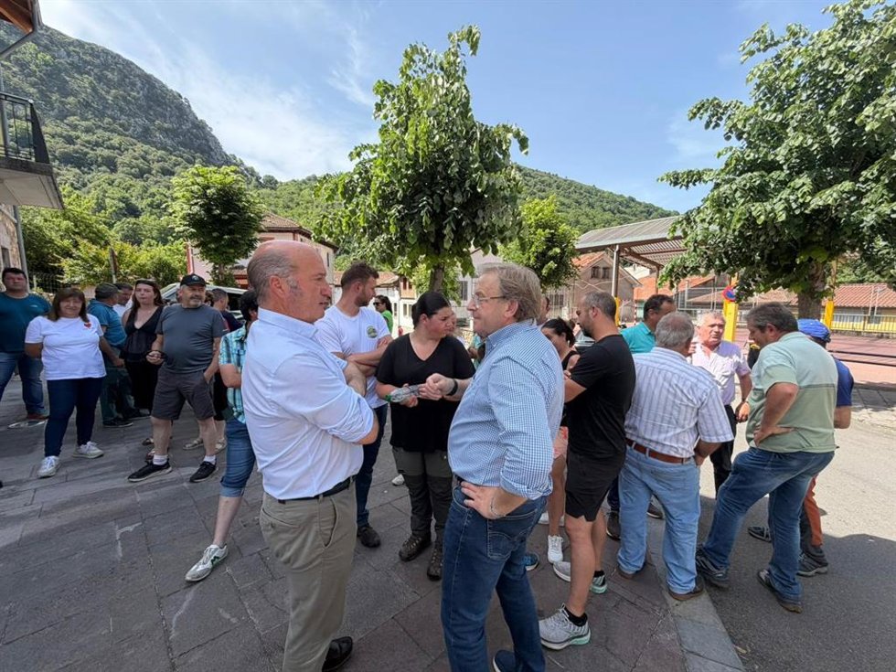El diputado regional del PP, Luis Venta Cueli, durante su participación en la concentración convocada por la Unión Rural Asturiana (URA) en el aparcamiento de Carreña de Cabrales.