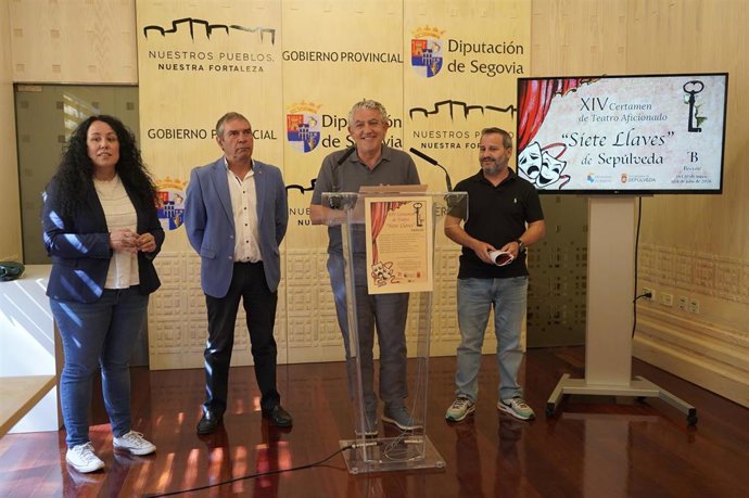 La técnico Margarita de Frutos; el alcalde de Sepúlveda, Ramón López; el diputado de Cultura, Chema Bravo y el técnico cultural de Sepúlveda, Jesús Hernán.