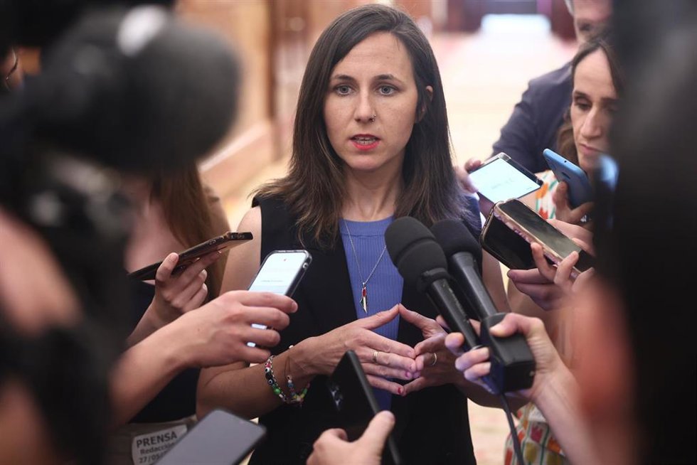 La secretaria general de Podemos, Ione Belarra, atiende a los medios en el Congreso de los Diputados, a 27 de mayo de 2026, en Madrid (España).