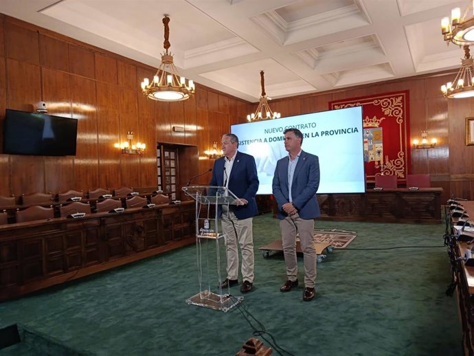 El presidente de la Diputación de Zamora, Javier Faúndez, y el diputado de Política Social, Ramiro Silva, durante la rueda de prensa