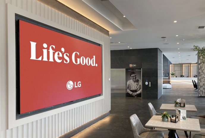 Una pantalla de LG en el hall de un hotel