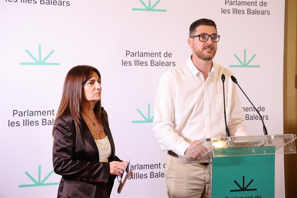 Archivo - La portavoz de Vox en el Parlament balear, Manuela Cañada y el portavoz del PP en el Parlament balear, Sebastià Sagreras, en una rueda de prensa
