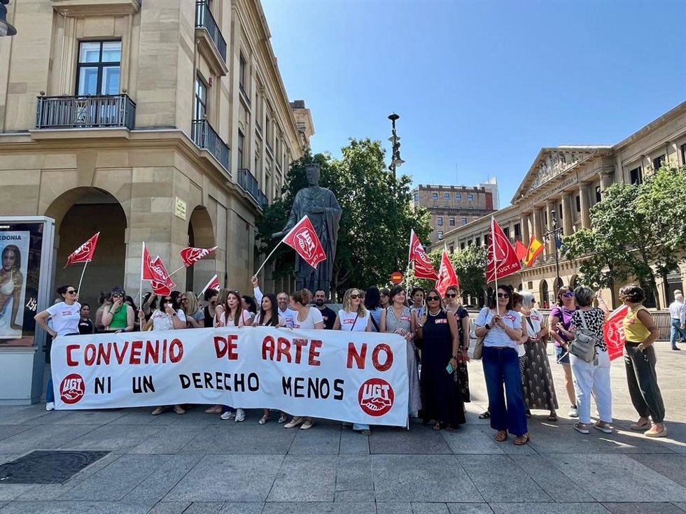 UGT se concentra en Pamplona contra el convenio estatal de comercio textil.