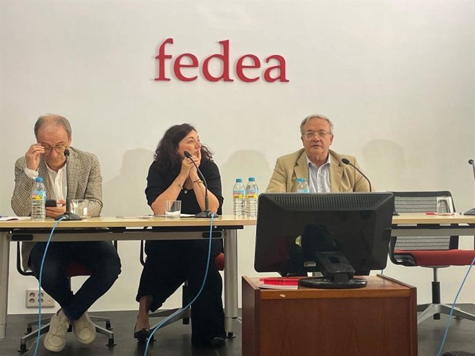 La directora de la División de Análisis Económico de la Autoridad Independiente de Responsabilidad Fiscal (AIReF), Esther Gordo, y el el presidente del Consejo de la Productividad de España, Juan Francisco Jimeno.