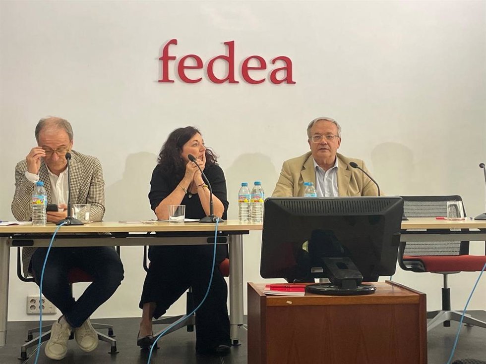 La directora de la División de Análisis Económico de la Autoridad Independiente de Responsabilidad Fiscal (AIReF), Esther Gordo, y el el presidente del Consejo de la Productividad de España, Juan Francisco Jimeno.