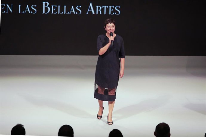La humorista Eva Hache, durante el monólogo de arranque del acto de entrega de las Medallas de Oro al Mérito en las Bellas Artes 2024, en el que ha parafraseado a Robe Iniesta.