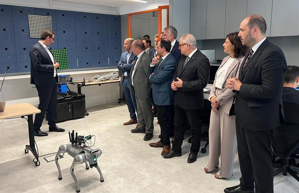El conseller de la Presidencia, Albert Dalmau; el teniente de alcalde de Barcelona, Jordi Valls; el presidente del Puerto de Barcelona, José Alberto Carbonell; el director de i2CAT, Sergi Figuerola, y el presidente de Tech Barcelona, Miguel Vicente
