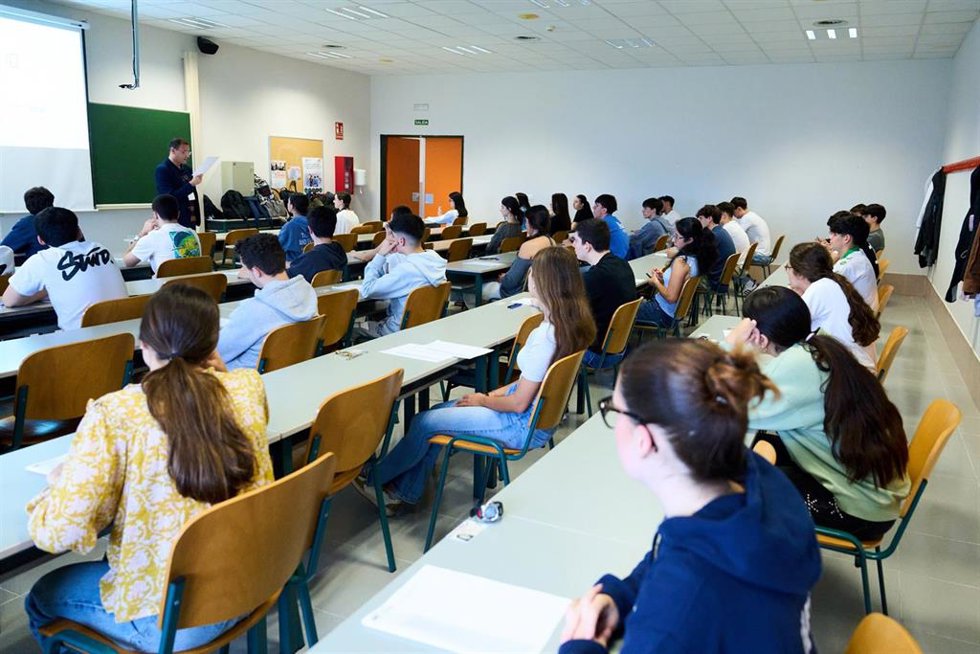 Archivo - Alumnos de Segundo de Bachillerato durante la primera jornada de la Prueba de Acceso a la Universidad (PAU) en foto de archivo