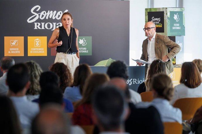 La presidenta del Consejo Regulador de la DOCa Rioja, Raquel Pérez Cuevas, y el directo general de la insitutción, Pablo Franco, en la presentación